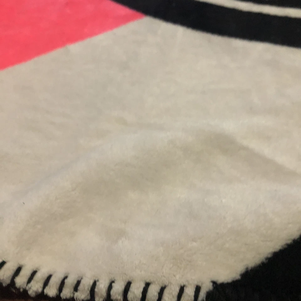 Manta/tiro Victoria's Secret ROSA Stadium 50 in X 60 in polar multicolor Foto 4 de 4