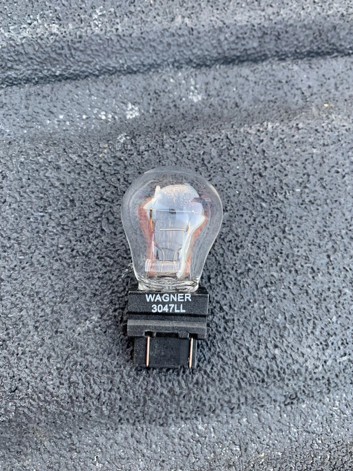 Wagner 3047LL Tail Light - Image 2 of 2