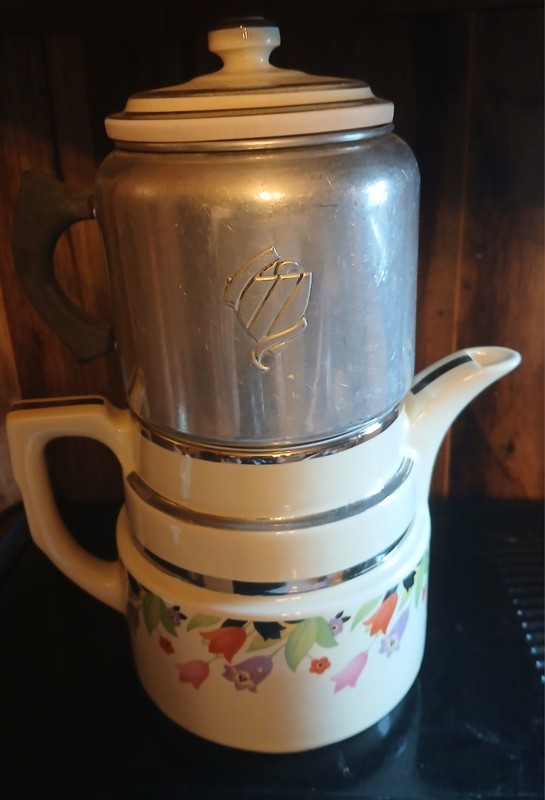 VINTAGE HALL &ARROW ALUMINUM Co. COFFEE POT/CROCUS PATTERN