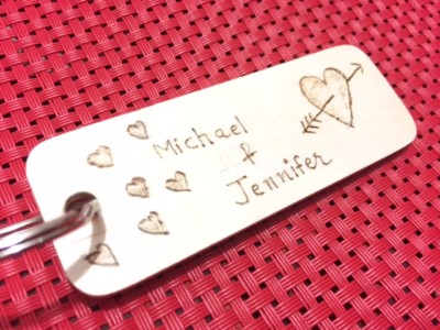 Schlüsselanhänger Holzverbrennung Pyrographie personalisierter Name Text Schlüsselring maßgeschneidertes Geschenk