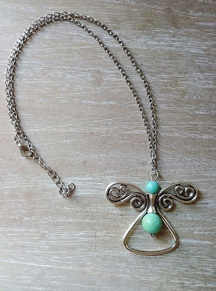 COLLANA TURCHESE NATURALE CON PENDENTE FARFALLA IN ARGENTO AVVOLTO  - Immagine 2 di 4