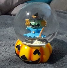 Boule à neige Halloween – Sorcière et socle Citrouille / Jack-o'-lantern