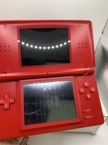 Nintendo DS Light Rot In OVP - Scharnier leicht beschädigt - Einige Kratzer - Bild 3 von 18