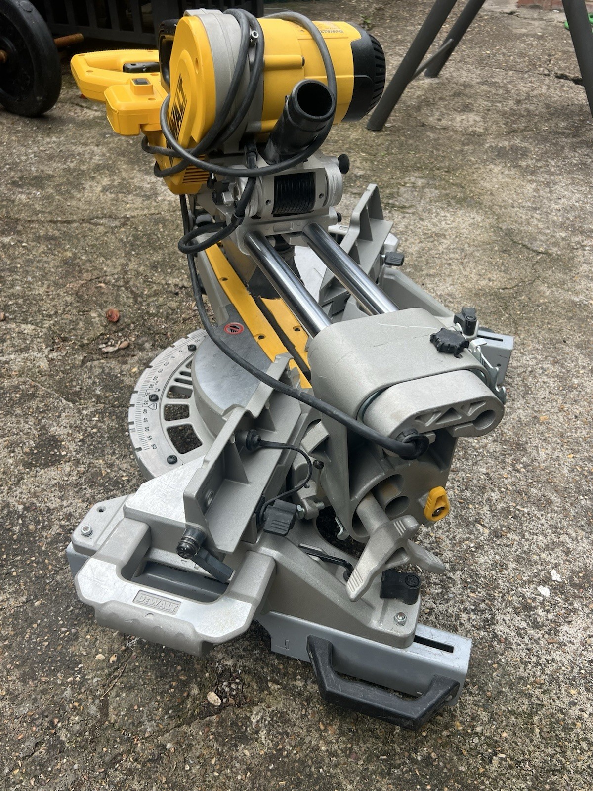 DEWALT DWS727-LX 115V Corded Sliding Mitre Saw 250mm Blade77mm Depth/w blades 2