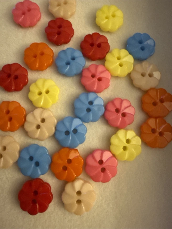 Lot Of 30 Two Holed 13 mm ( 1/2 In) Plastic Flower Buttons - Image 3 of 3