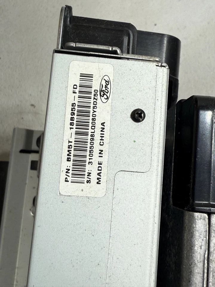 Ford Focus 2013-2014 hatchback Sony Sync 2 navegación navegación unidad de radio con moldura OEM Foto 3 de 4