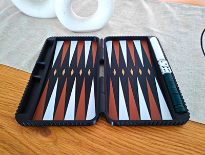 Backgammon Reiseset im modernen Design und Farben