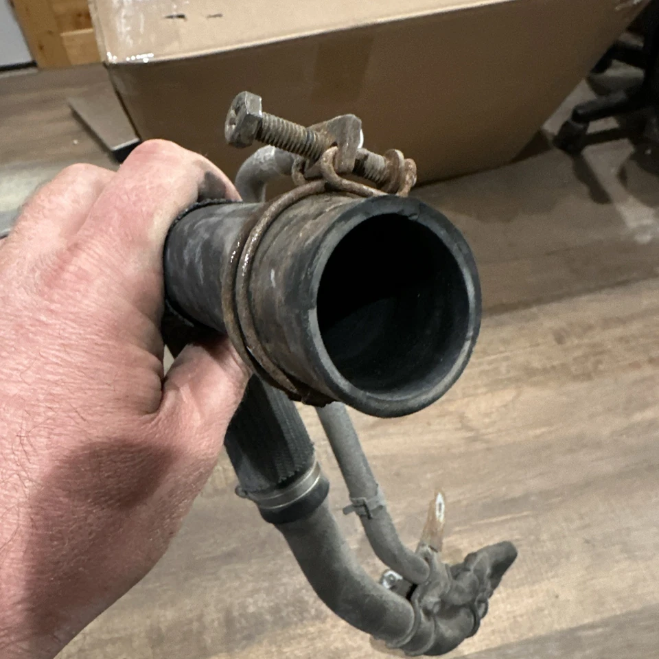 Tubo de llenado de cuello de llenado de combustible Kia Sedona 2017-2018 OEM 31030A9510 Foto 4 de 4