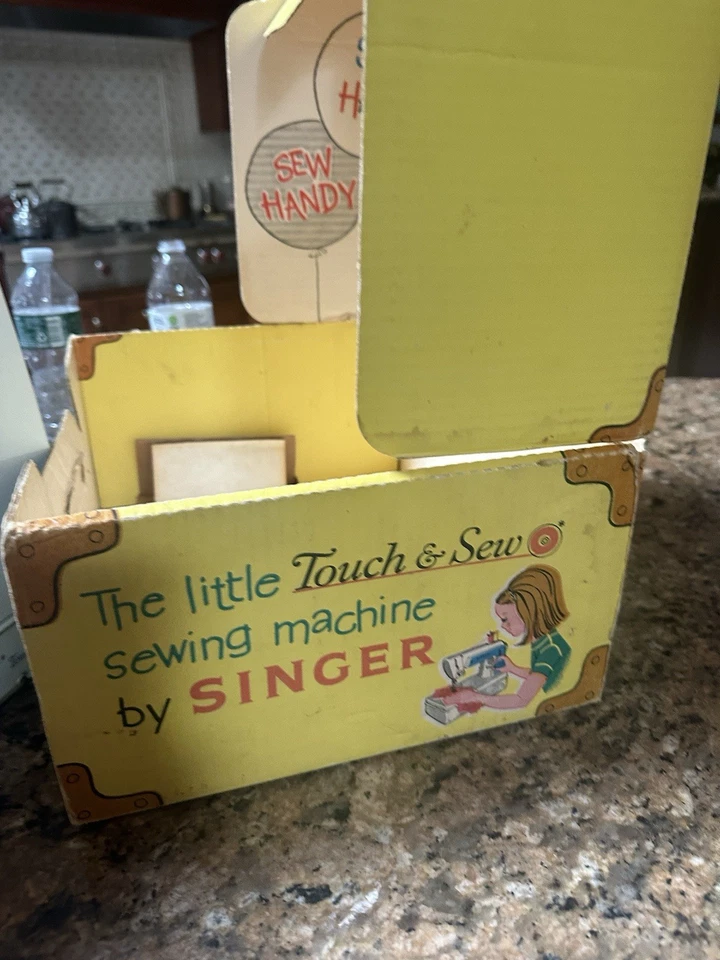 1960’s MCM Singer The Little Touch And Sew Sewing Machine & Box All Original H9 - Image 4 of 4