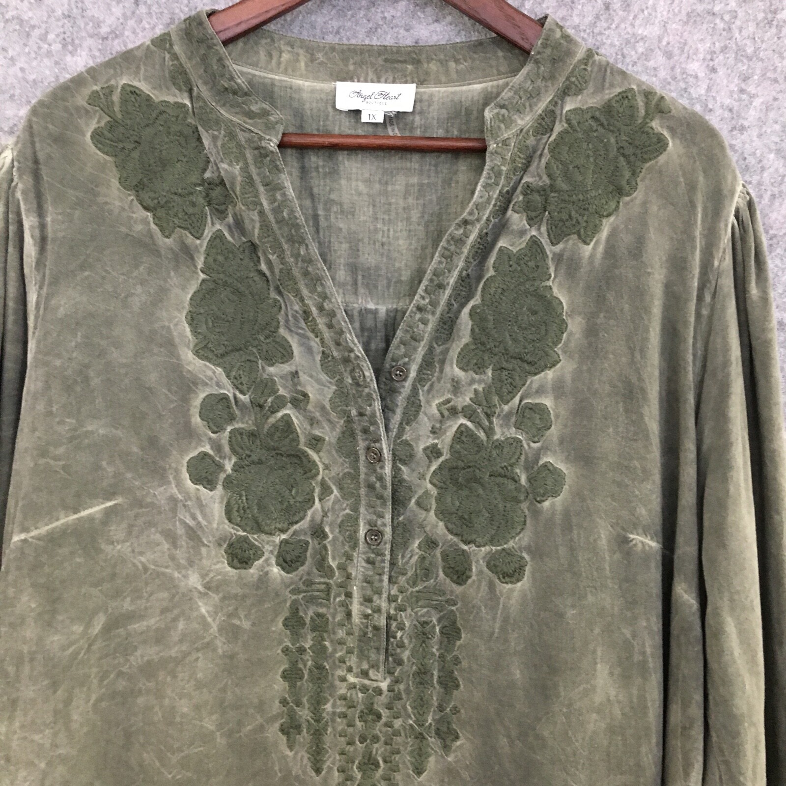 Angel Heart Boutique Top 1X Tunic Floral Embroidered Split Neck Lined Roll Tab