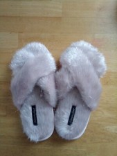 Victoria secret Fuzzy Thong Slippers Shimmery Pink Sz Small New