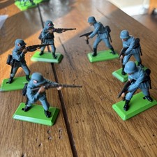 6- Britains Deetail 1971 WW2 Soilder Lot Die Cast Base Made In England Rare C
