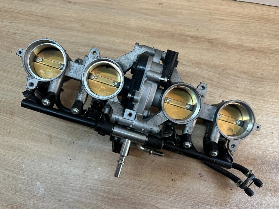 UNE RAMPE D INJECTION MIKUNI MOTO MV AGUSTA F4 1000R F4R - Photo 4/4