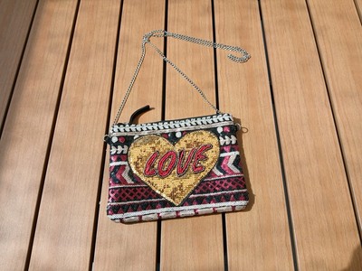 Deichmann Umhänge-Tasche schwarz  Pajetten ''Love'' Kettenriemen Klutch Handtasche