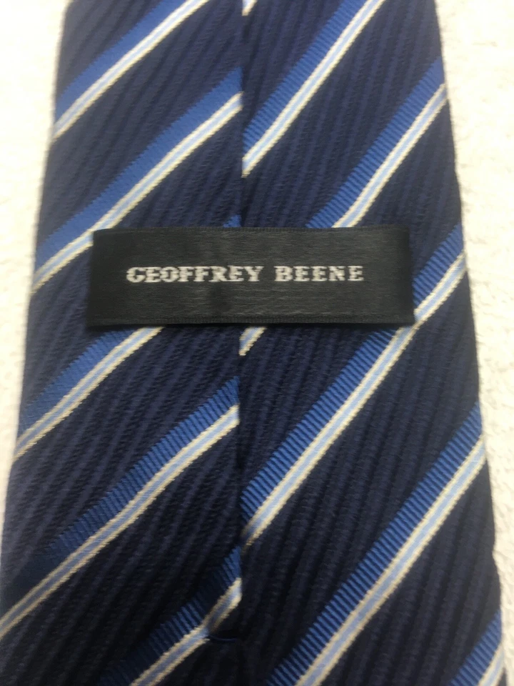 Gravata masculina GEOFFREY BEENE AZUL MARINHO COM LISTRAS AZUIS 4 X 61 - Imagem 4 de 4