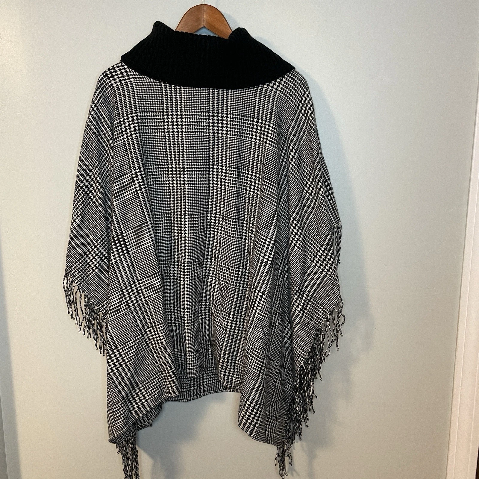 Talbots Houndstooth Poncho Sweater M/L Fringe Shawl Neck