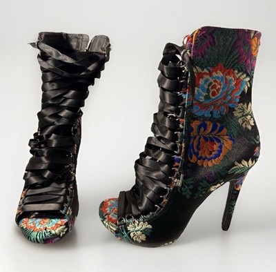 Steve Madden Womens Floral Zipper Heels Size 6M beautiful shoes