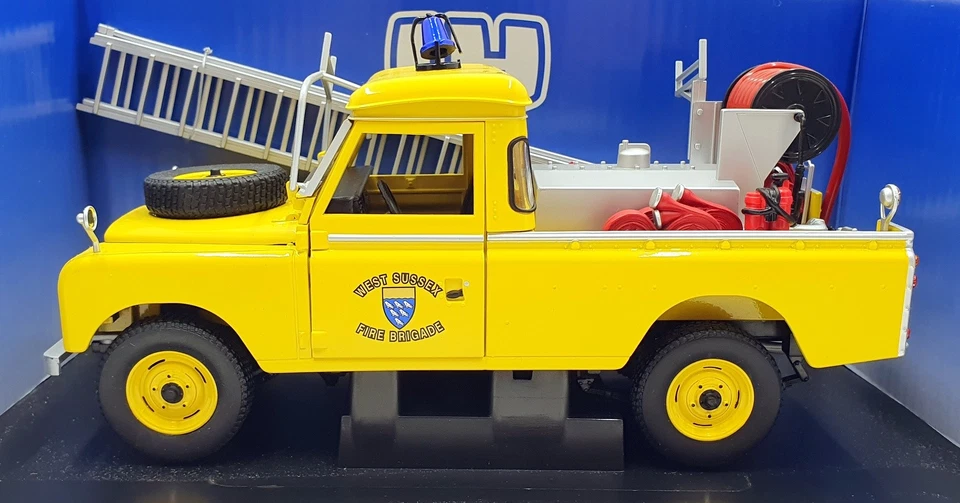 Universal Hobbies 1/18 Scale Diecast 0860 Land Rover Series 2 West Sussex Fire - Image 4 of 4