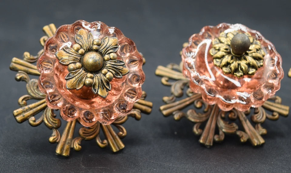 (4) MAÇANETAS DE PORTA DE VIDRO ROSA PUXADORES DE GAVETA COM DETALHE DE LATÃO ORNAMENTADO 1 É DIFERENTE - Imagem 3 de 4