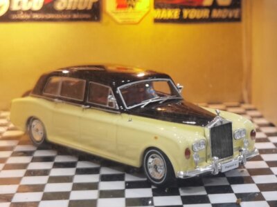 ROLLS ROYCE Phantom VI  - yellow / black - DCM 1:64