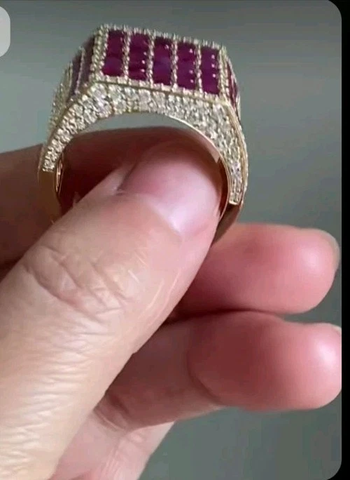 Anillo de compromiso para hombre creado rubí y moissanita enchapado en oro amarillo de 14 k de 3 quilates Foto 3 de 4