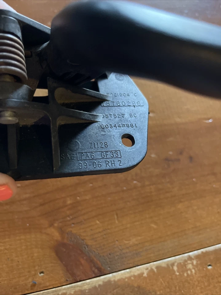 2003 - 2007 CHEVROLET SILVERADO 1500 2500 3500 DOOR HANDLE INNER FRONT RIGHT OEM - Image 4 of 4