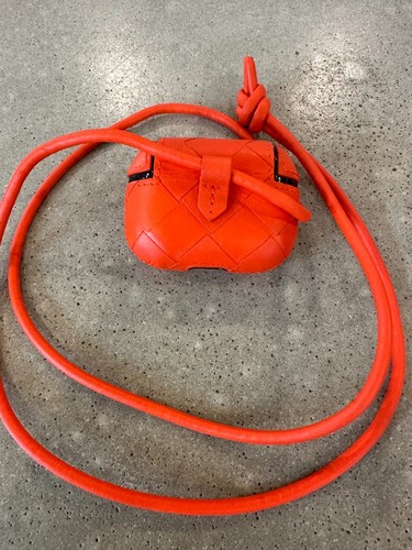 Bottega Veneta Intreciatto AirPods Pro Case $470 orange - Photo 2 sur 5