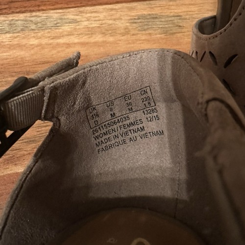 Clarks Jenness Energy Neu mit Etikett taupe Wildleder perforiert offene Zehenpartie Sandalen Größe 6 ohne Karton - Bild 9 von 16