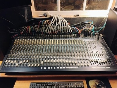 behringer eurodesk mx3282a 32 channel ANALOG mixer with Power