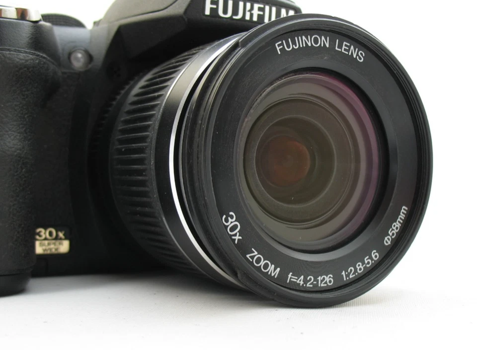 Fuji FinePix D-SLR style HS10 Bridge Camera 24-720mm 30x Zoom Lens +16GB - Image 3 of 4