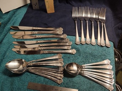 Ekco Eterna Japan Stainless - CLASSIC CREST -  Lot Of 29 Pieces. Nice Pattern