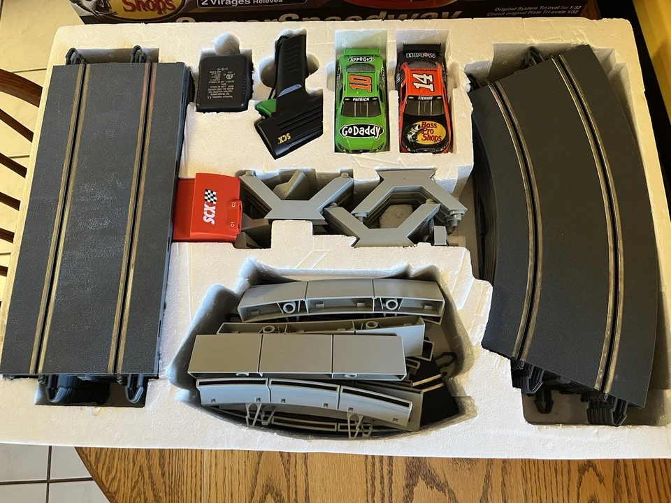 SCX Nascar Super Speedway 1:32 轨道赛车套装 Danica Patrick Tony Stewart Bass Pro — 第 3/4 张图片