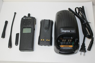MOTOROLA XTS1500 700 / 800 mhz H66UCD9PW5BN P25 digital portable radio w charger