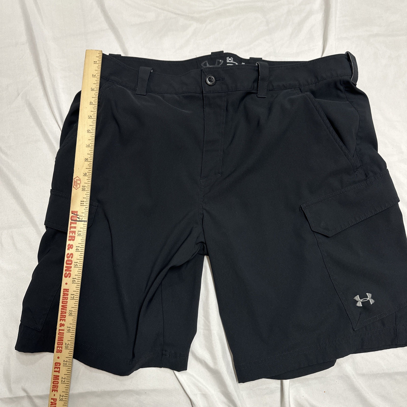 Under Armour Men's Black Cargo Shorts Loose Fit Size 40 HeatGear Nylon (A96)