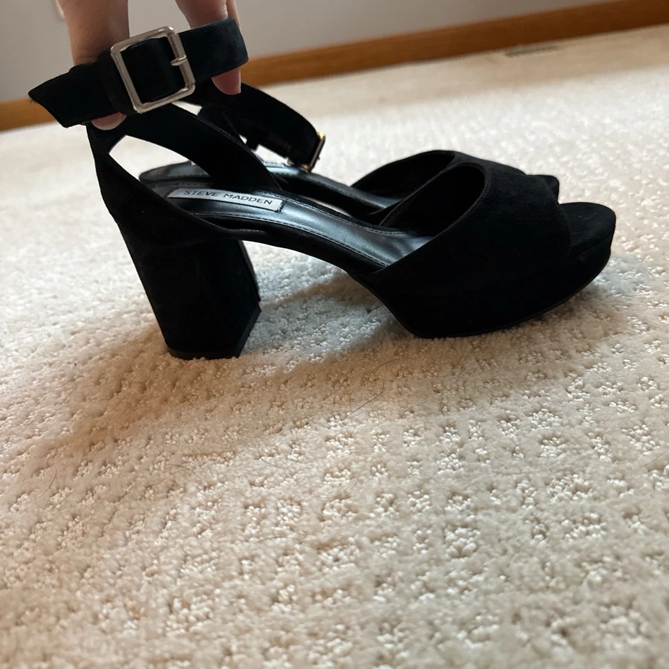 Steve Madden 坡跟凉鞋黑色麂皮绒踝带露趾 7.5 码 — 第 2/4 张图片