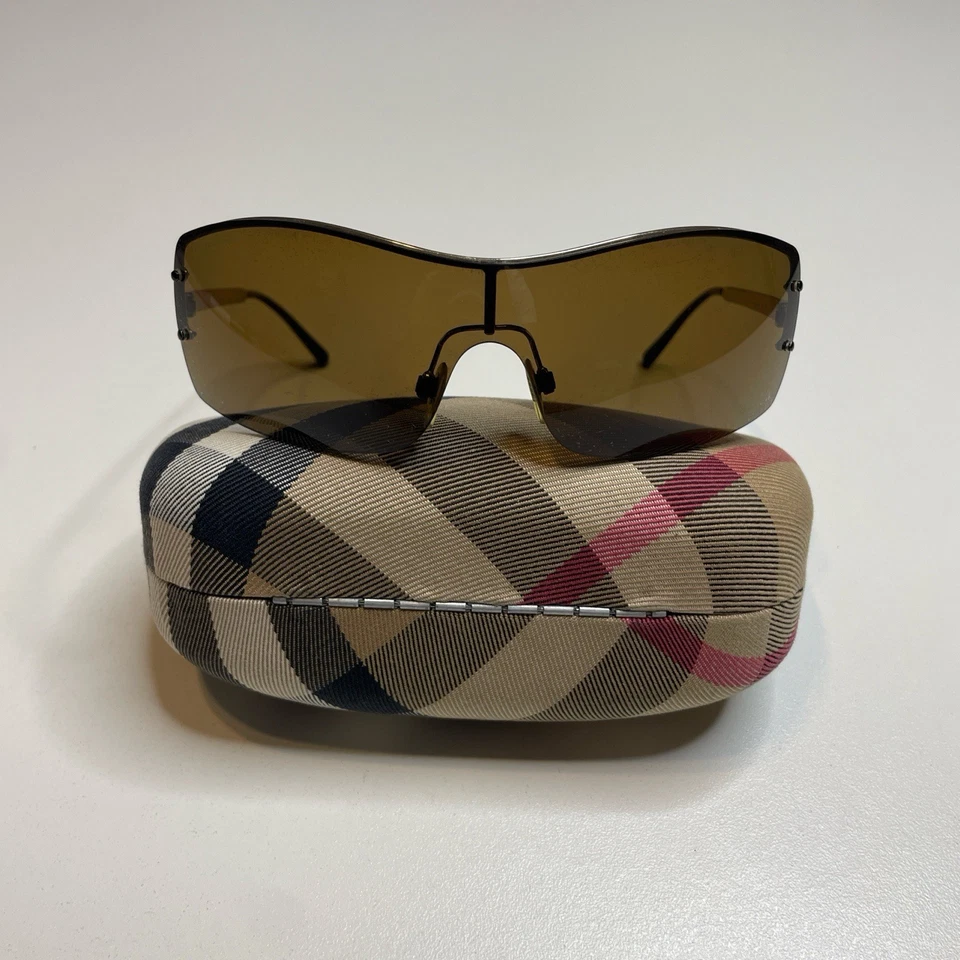 Óculos de sol Burberry Y2K escudo polarizado estilo Britney Spears feito na Itália B3073 - Imagem 2 de 4