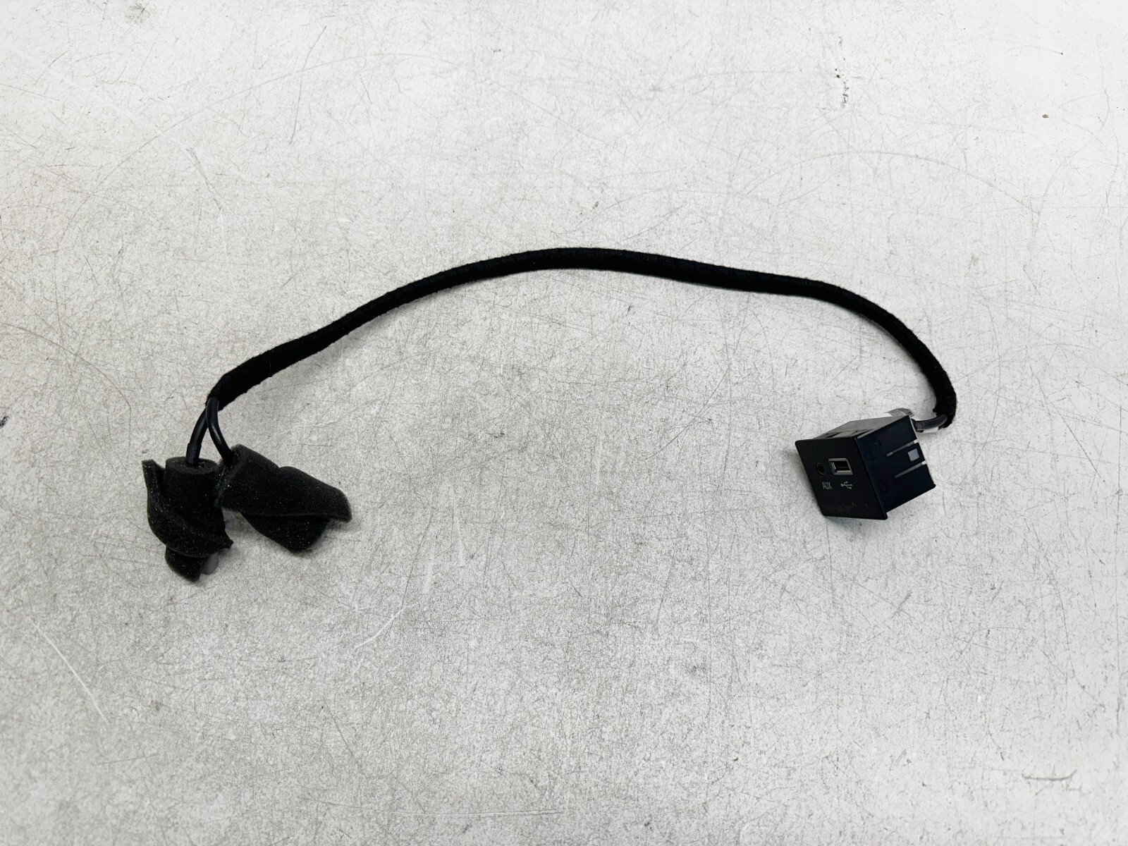 H501100 2014-2019 Maserati Quattroporte Console Auxiliary Aux USB Terminal Cable