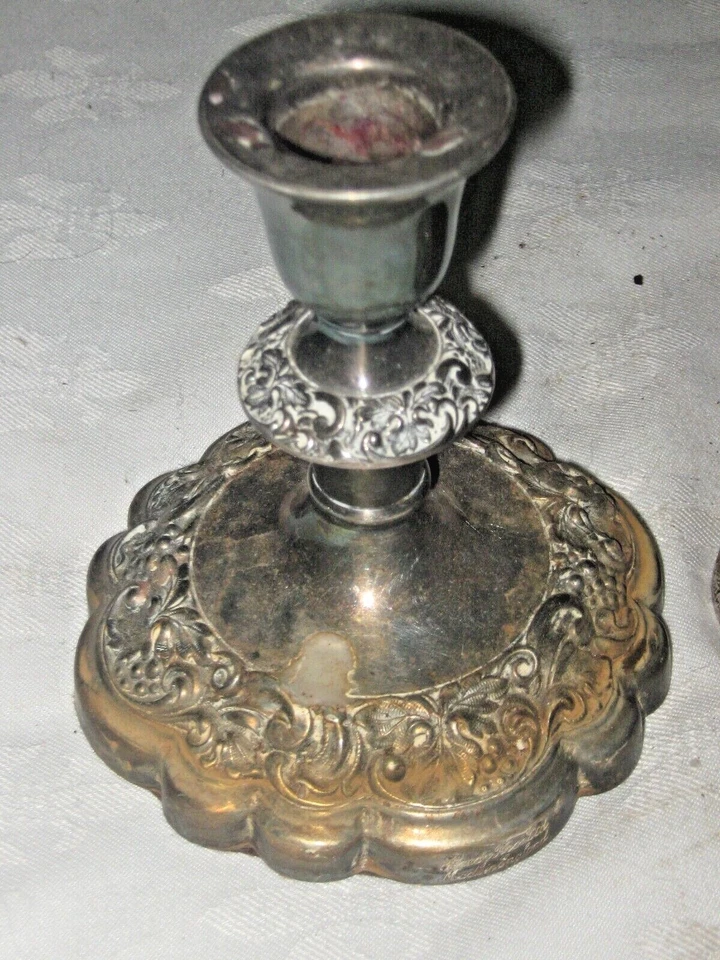 A Lovely Pair of Vintage English Hardy Bros Silverplate Candlestick Holders Foto 2 de 4