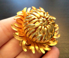 *RARE* VINTAGE ESTATE SIGNED CROWN TRIFARI GOLD TONE FLOWER 2