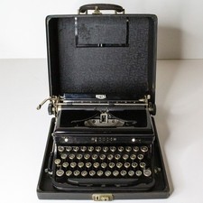 Vintage Royal Model O Portable Typewriter w/ Case Beautiful Gloss Black Works! thumbnail