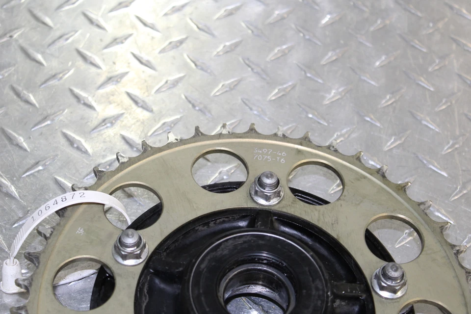 Suzuki GSXR750 2006 piñón trasero Sunstar 46T Foto 2 de 4