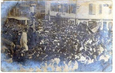 CPA 64 BAYONNE CARTE PHOTO FIGURANT UNE FOULE ENORME DE RELIGIEUX DEVANT LE MAGA