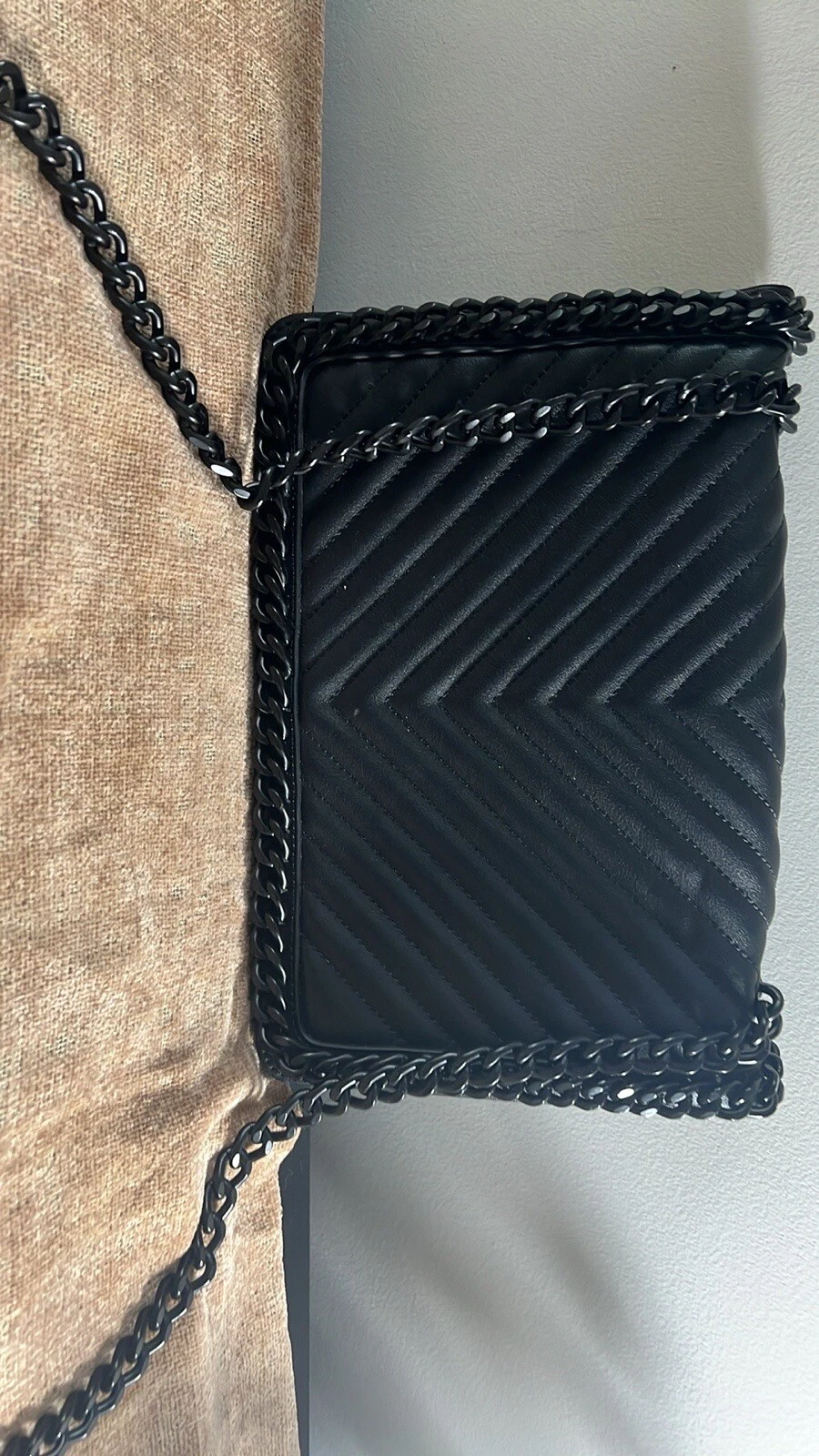 Borsa a tracolla Aldo Greenwald Chevron Trapuntata Nera Cinturino Catena Gotico Chic