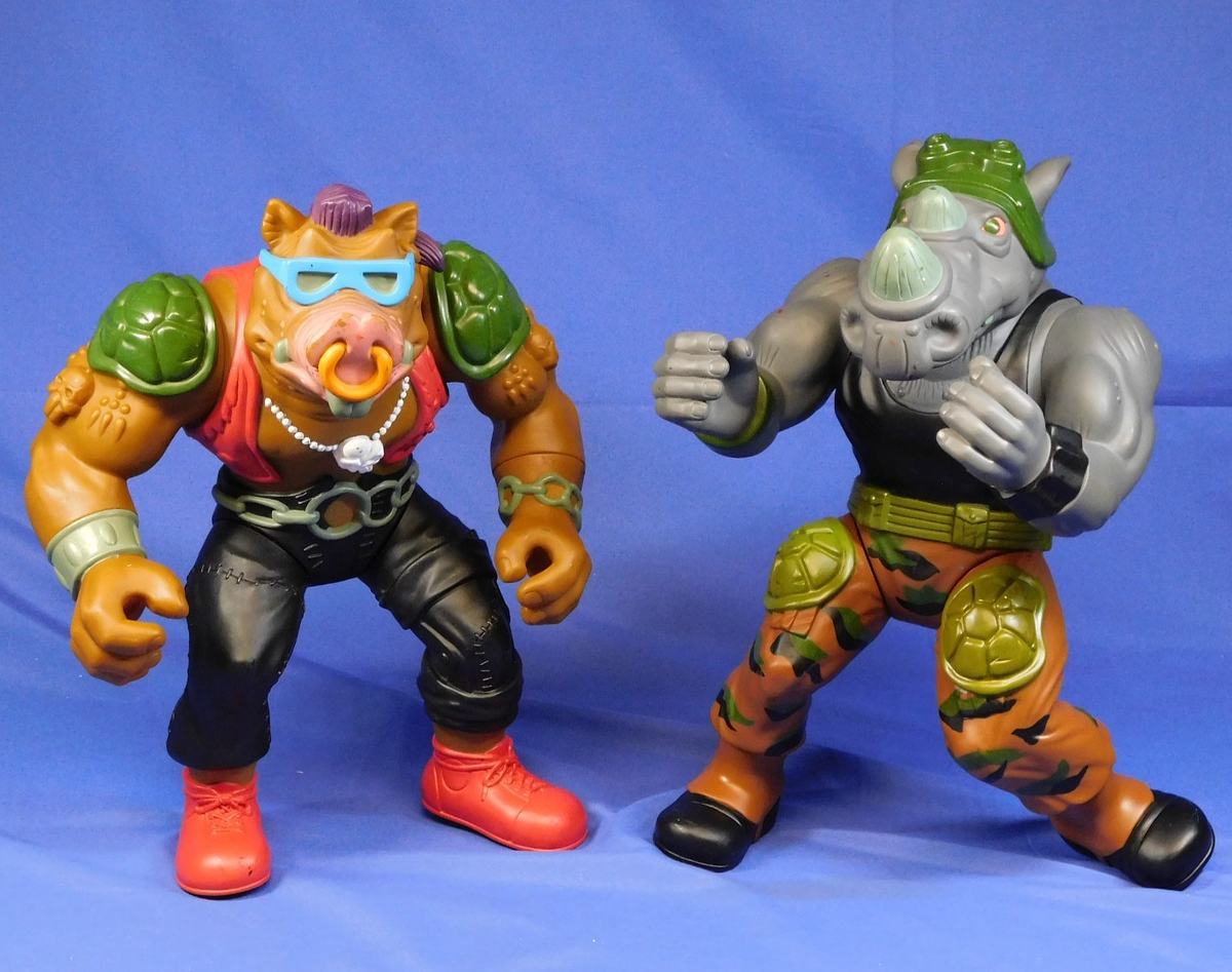 TEENAGE MUTANT NINJA TURTLES GIANT-SIZE BEBOP & ROCKSTEADY FIGURES