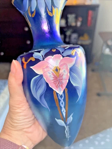 Fenton Favrene Amphora Vase  Beautiful Painting D. Robinson 172/850