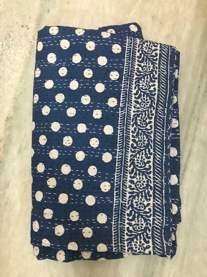 Ropa de cama Kantha hecha a mano estampado de lunares tamaño king sábanas bohemias Foto 2 de 4