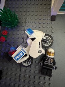 LEGO CITY  7744 Police Headquarters 100% Complete w/Minifigures & Manuals