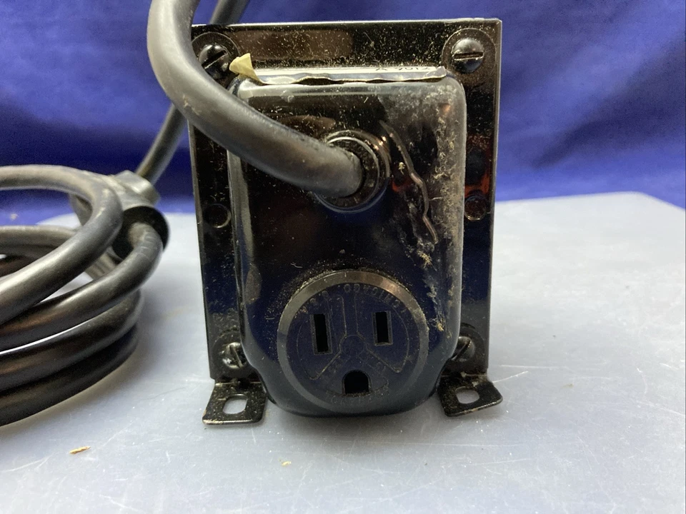 NEW GENUINE SIGNAL 9662 POWER TRANSFORMER 30A 240V PLUG TO 110 OUTLET STEP DOWN - Image 3 of 3