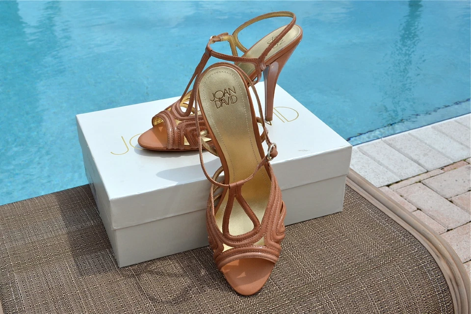Sandálias salto alto couro envernizado nude Joan & David Damimo US$ 240 10 novas na caixa - Imagem 2 de 4