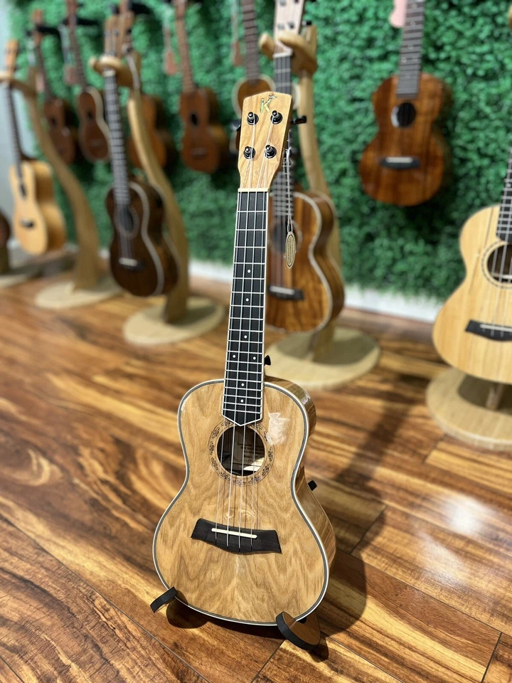 Ukulele Kamehameha KMC-16 EQ concerto madeira cinza alto brilho - Imagem 4 de 4